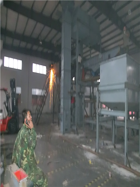 輸送飼料的垂直提升機(jī)